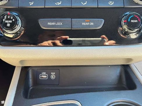 Used 2017 Kia Sedona LX image 34