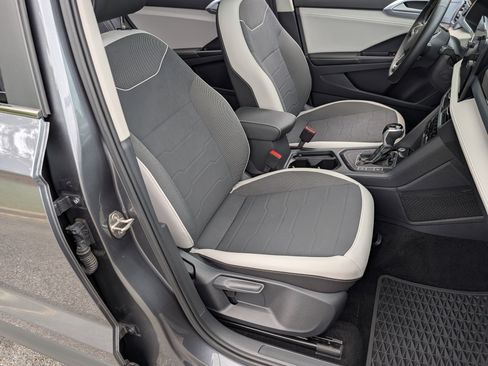 Used 2025 Volkswagen Taos SE w/ Panoramic Sunroof Package FWD image 21