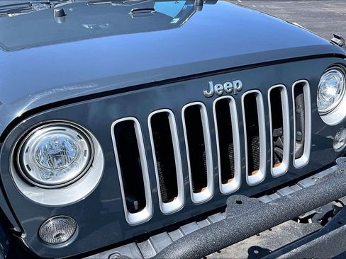Used 2017 Jeep Wrangler Unlimited Sahara w/ Connectivity Group AWD/4WD image 32