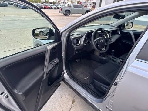 Used 2017 Toyota RAV4 LE FWD image 9
