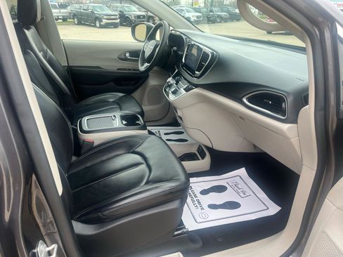 Used 2023 Chrysler Pacifica Touring-L FWD image 8