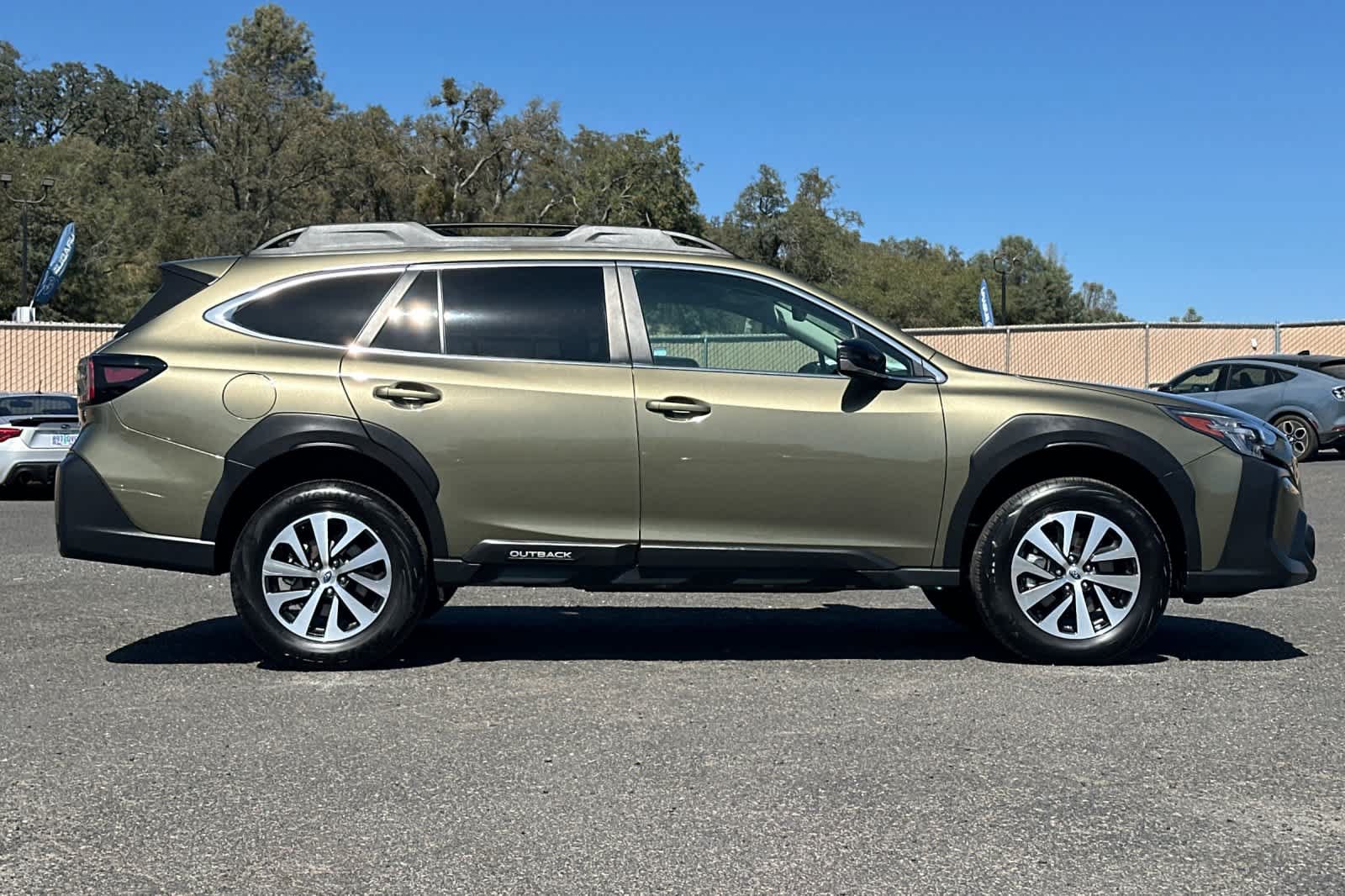 Used 2025 Subaru Outback Premium w/ Popular Package #1 AWD/4WD image 2