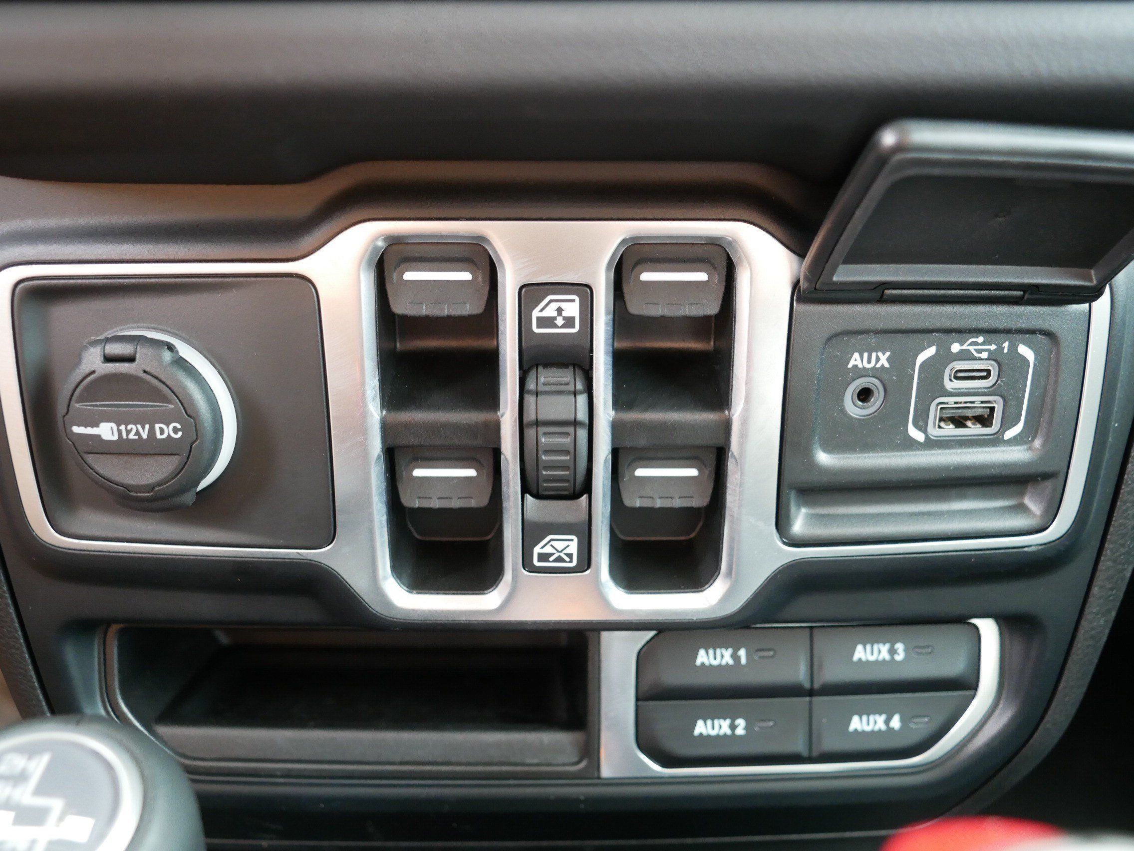Used 2025 Jeep Wrangler Unlimited Sahara w/ Safety Group AWD/4WD image 31