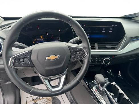 Used 2024 Chevrolet Trax LT w/ LT Convenience Package FWD image 12