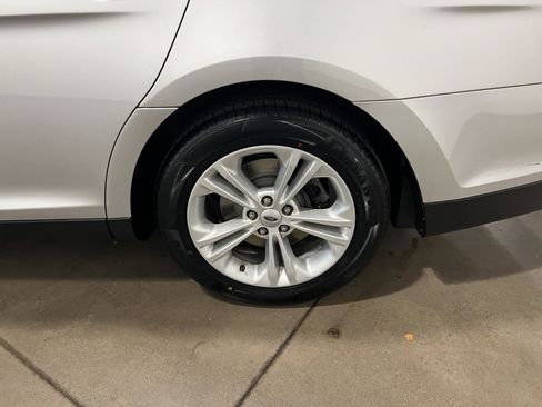 Used 2015 Ford Taurus SE image 39