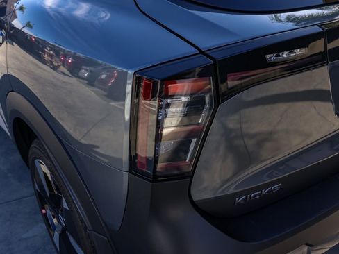 Used 2025 Nissan Kicks SR image 7