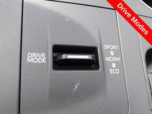 Used 2023 Toyota Highlander XLE FWD image 17