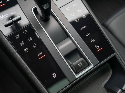 Certified 2023 Porsche Macan Turbo image 19