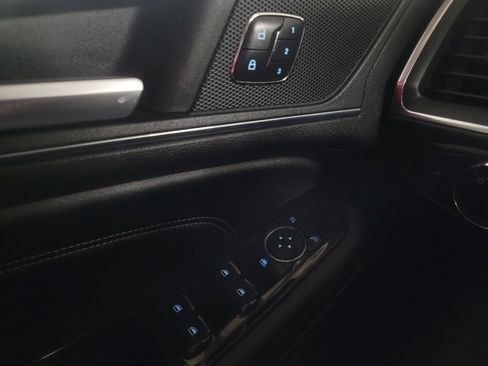 Used 2018 Ford Edge Titanium image 27