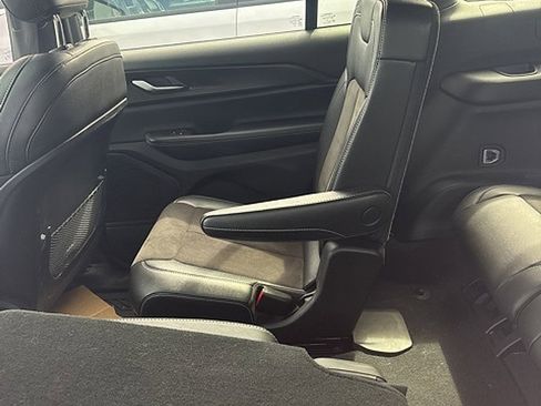 Used 2023 Jeep Grand Cherokee L Laredo image 16