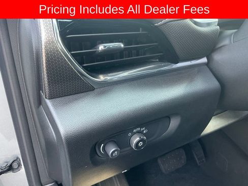 Used 2023 Chevrolet Traverse Premier FWD image 10