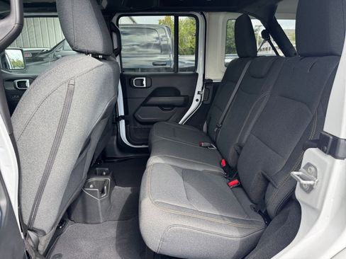 Used 2025 Jeep Wrangler Sahara image 24