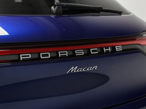 Certified 2024 Porsche Macan AWD/4WD image 14