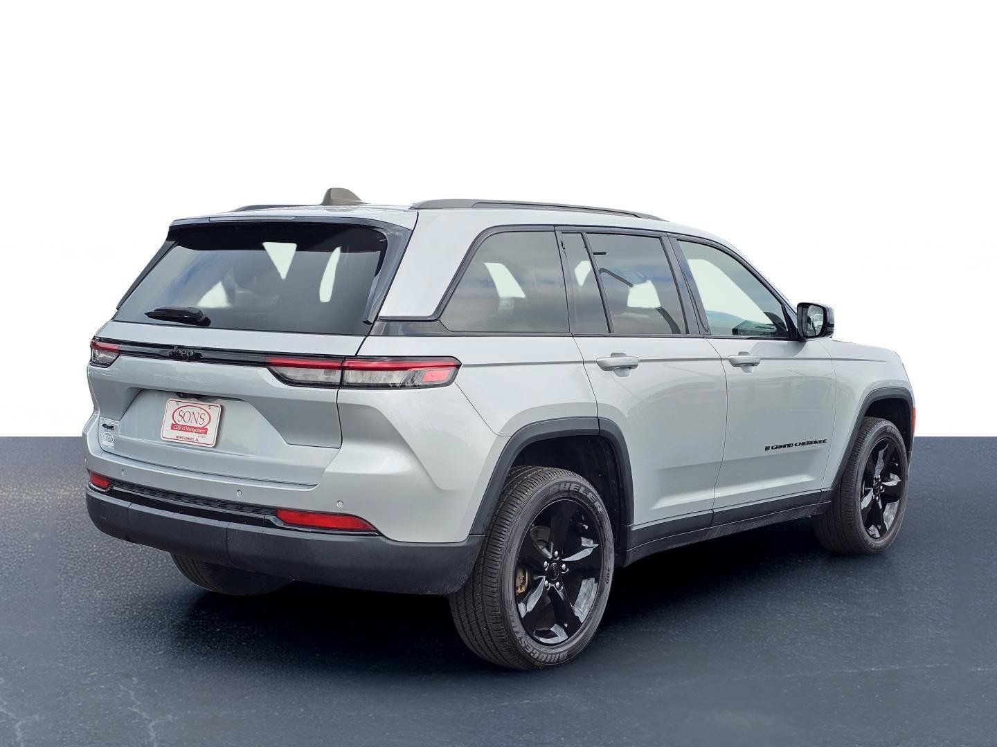 Used 2023 Jeep Grand Cherokee Altitude AWD/4WD image 8