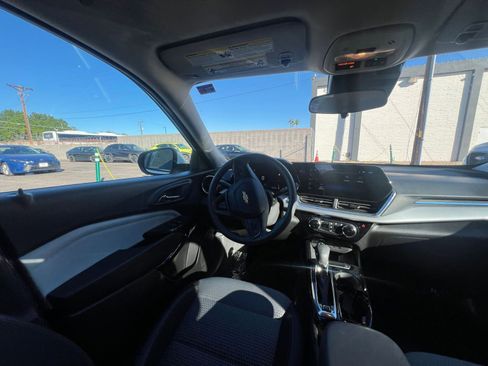 Used 2025 Chevrolet Trax LT image 34