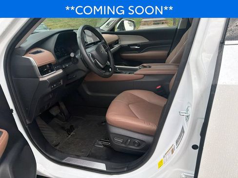 Used 2024 Toyota Grand Highlander AWD image 11