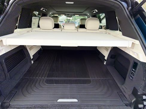 New 2026 Land Rover Range Rover Long Wheelbase SE AWD/4WD image 11