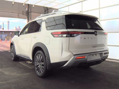 Used 2024 Nissan Pathfinder SL w/ SL Premium Package image 9