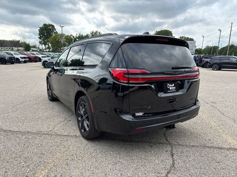 Used 2025 Chrysler Pacifica Limited w/ Trailer Tow Group AWD/4WD image 5