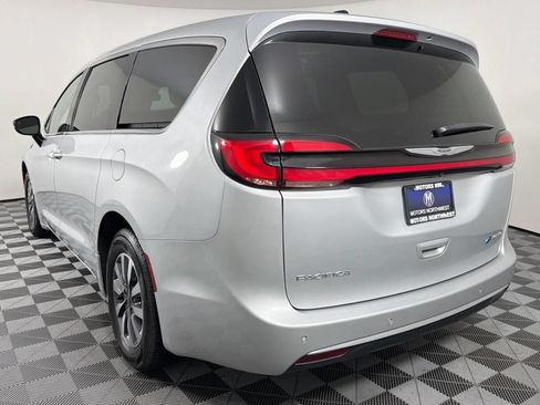 Used 2024 Chrysler Pacifica Limited FWD image 9