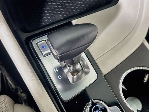 Used 2025 Genesis G70 2.5T RWD image 33