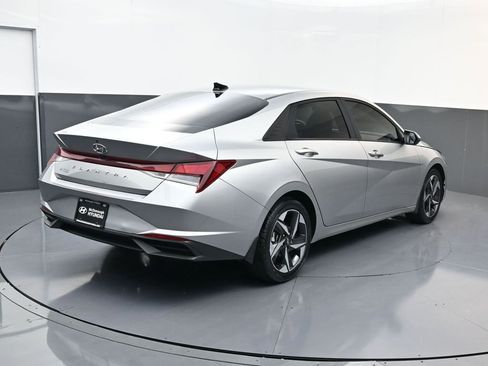 Used 2023 Hyundai Elantra SEL w/ Convenience Package image 3