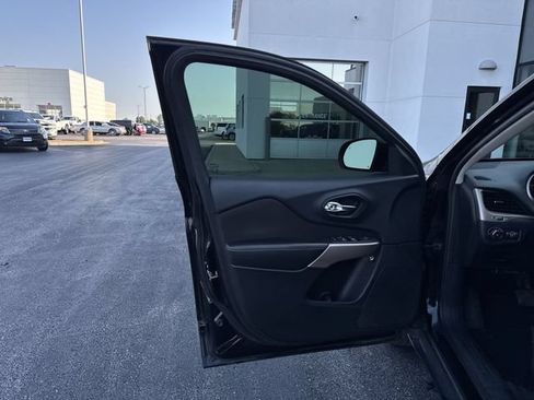 Used 2017 Jeep Cherokee Latitude w/ Safety/Convenience Group FWD image 8
