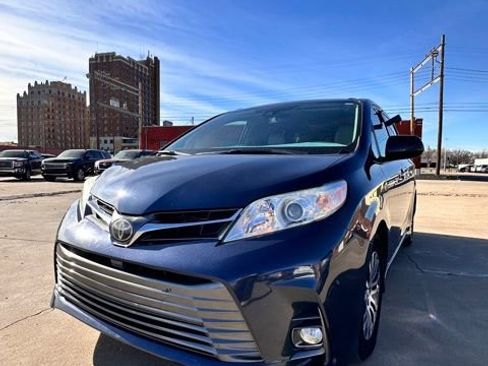 Used 2019 Toyota Sienna XLE w/ XLE Navigation Package image 1