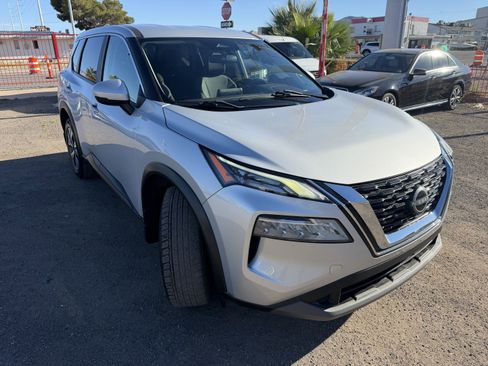Used 2023 Nissan Rogue SV FWD image 3