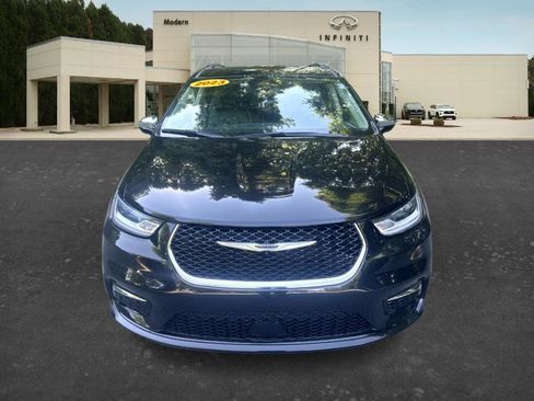 Used 2023 Chrysler Pacifica Limited FWD image 2