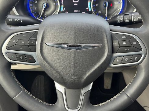 Used 2024 Chrysler Pacifica Touring-L image 13