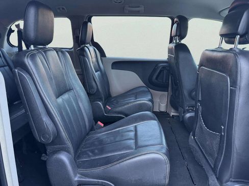Used 2014 Chrysler Town & Country Touring FWD image 17