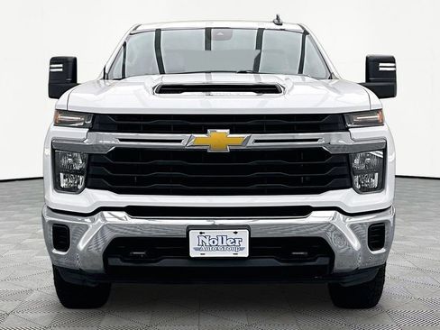 Used 2024 Chevrolet Silverado 2500 LT AWD/4WD image 3