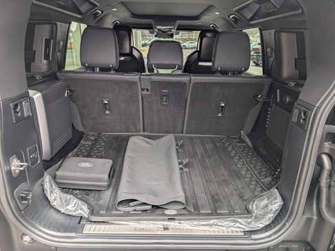 Used 2025 Land Rover Defender 110 image 31