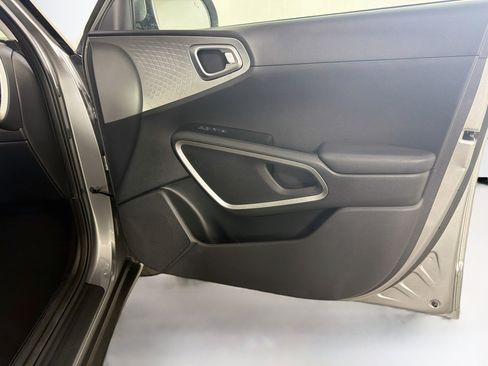 Used 2025 Kia Soul LX w/ LX Technology Package FWD image 29