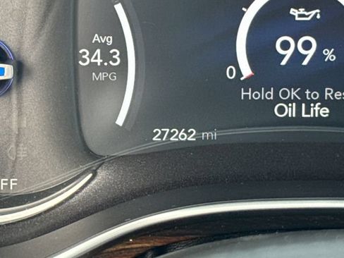 Used 2023 Chrysler Pacifica Limited w/ Uconnect Theater Family Group FWD image 16
