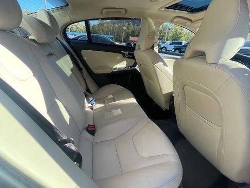 Used 2017 Volvo S60 T5 Inscription image 17
