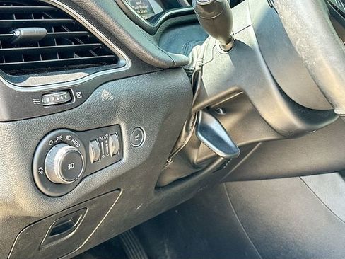 Used 2019 Jeep Cherokee Trailhawk AWD/4WD image 11