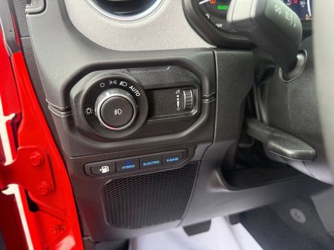 Used 2025 Jeep Wrangler Unlimited Sahara w/ Safety Group AWD/4WD image 18