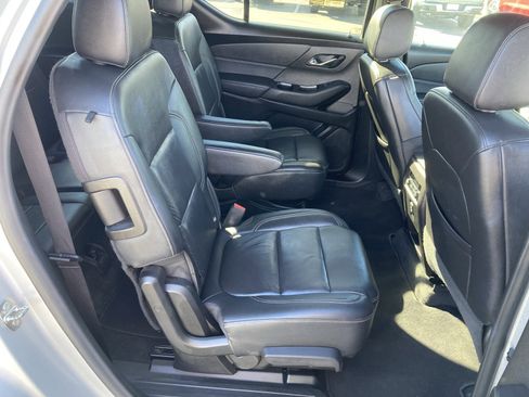 Used 2022 Chevrolet Traverse LT image 37