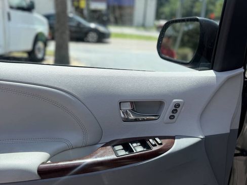 Used 2014 Toyota Sienna Limited w/ Limited Premium Package FWD image 14