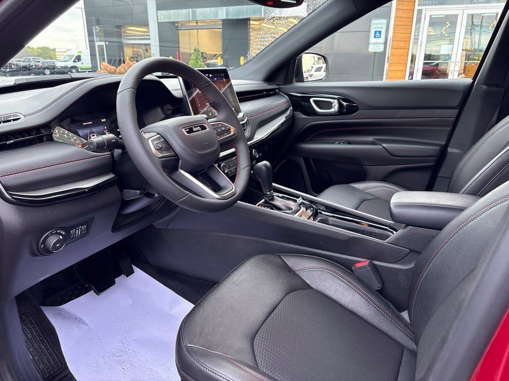 Used 2025 Jeep Compass Trailhawk w/ Trailhawk Convenience Group AWD/4WD image 17