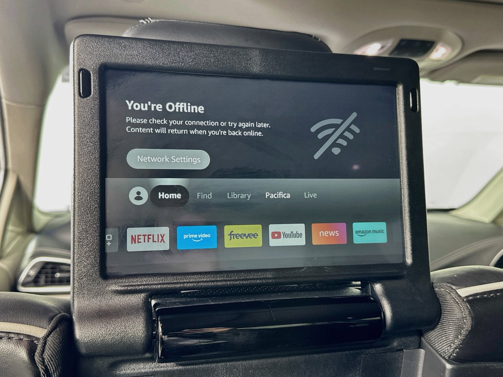 Used 2023 Chrysler Pacifica Limited w/ Uconnect Theater Family Group FWD image 27