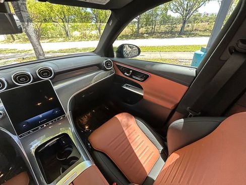 Used 2025 Mercedes-Benz GLC 300 image 11