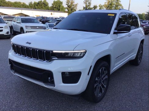 Used 2023 Jeep Grand Cherokee Overland RWD image 2