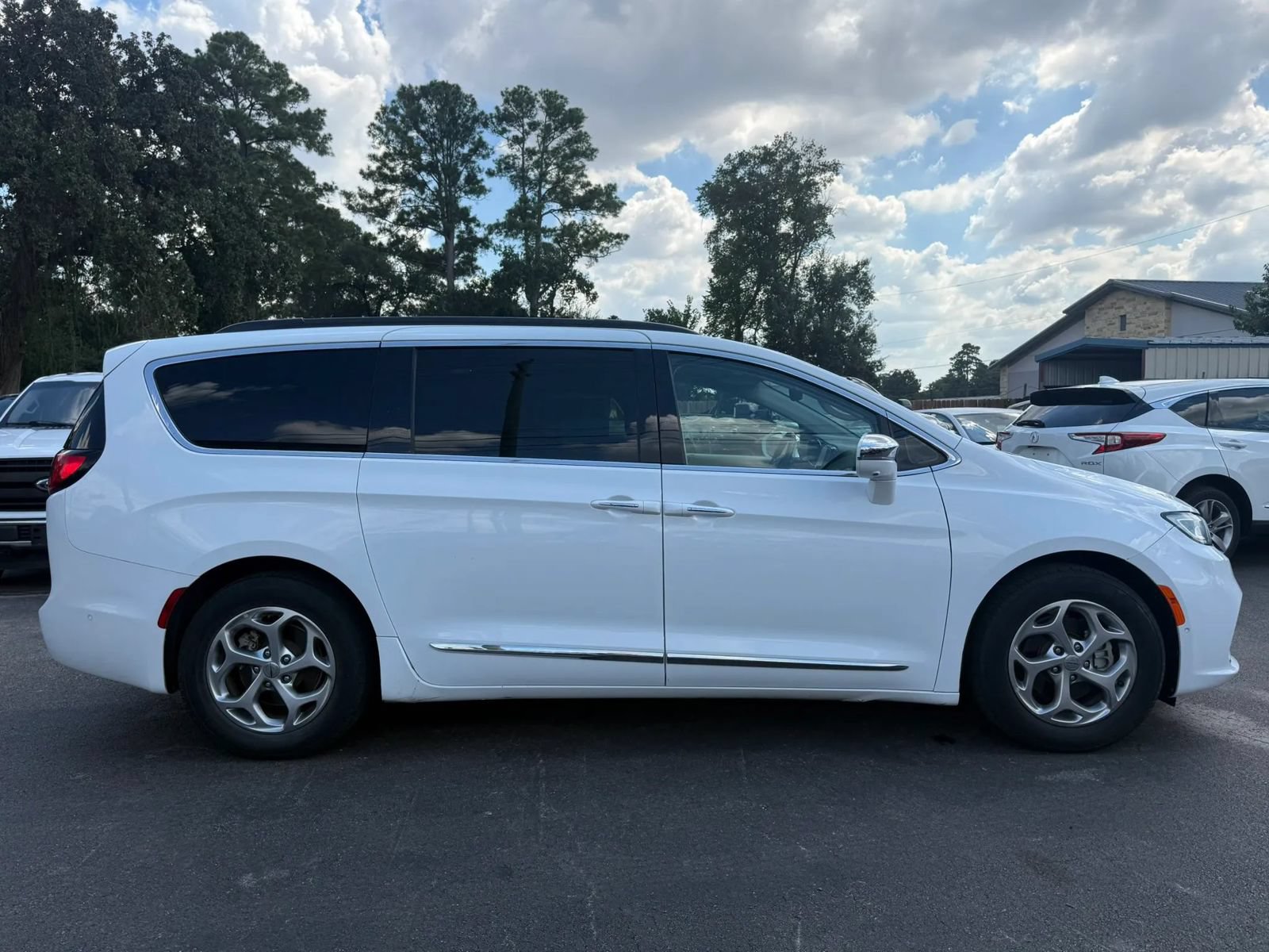 Used 2022 Chrysler Pacifica Limited FWD image 5
