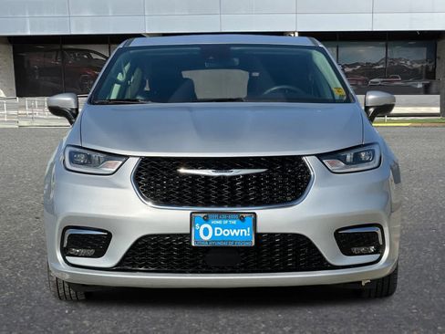 Used 2023 Chrysler Pacifica Touring-L image 11