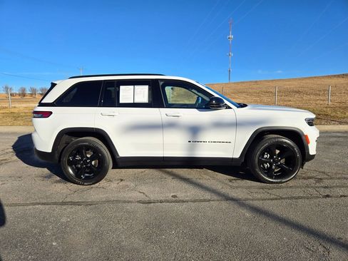 Used 2023 Jeep Grand Cherokee Altitude image 2