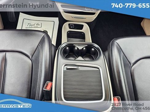 Used 2023 Chrysler Pacifica Touring-L image 11