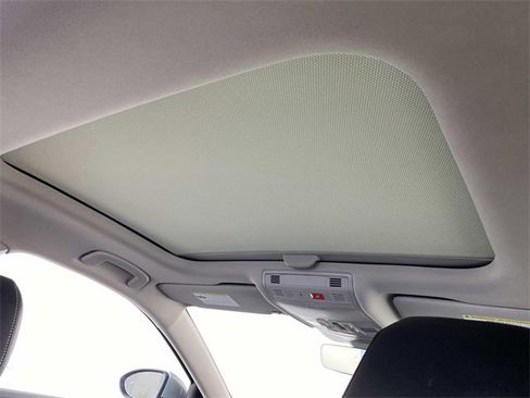 Used 2022 Volkswagen Jetta SE w/ Panoramic Sunroof Package image 13